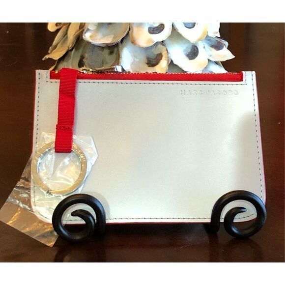 MARC JACOBS - NWOT - Card Case/Key Pouch in Smooth Silver Leather with Red Trim - Picture 3 of 14
